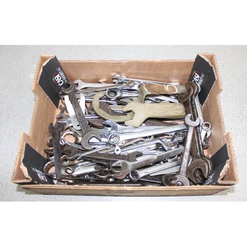 813 - Large qty of assorted vintage spanners to inc Snail brand