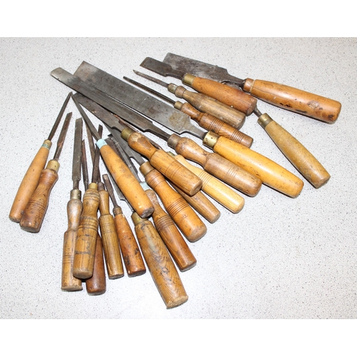 814 - A large qty of assorted woodworking tools to inc a number of chisels, a Sorby rosewood & brass morti... 