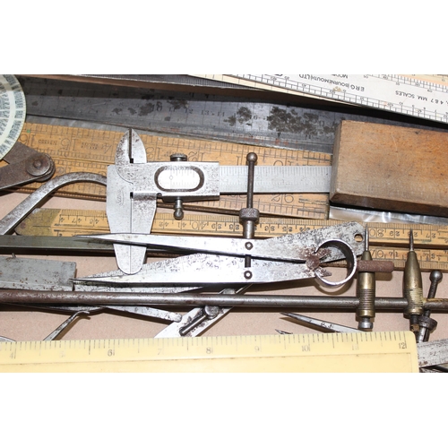 818 - Qty of assorted vintage rulers, callipers and measuring gauges etc