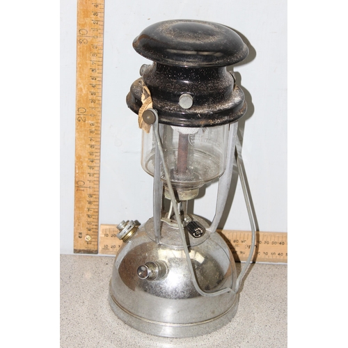 260 - A vintage Willis & Bates of Halifax Vapalux model 320 pressure lantern in original box