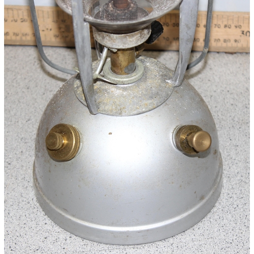 261 - A vintage Willis & Bates of Halifax Vapalux model 320 pressure lantern in original box