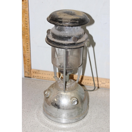 262 - A vintage Willis & Bates of Halifax Vapalux model 320 pressure lantern in original box