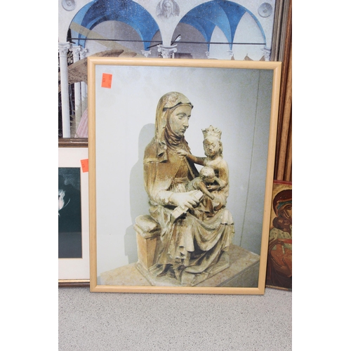 478 - A large qty of assorted vintage and later religious prints