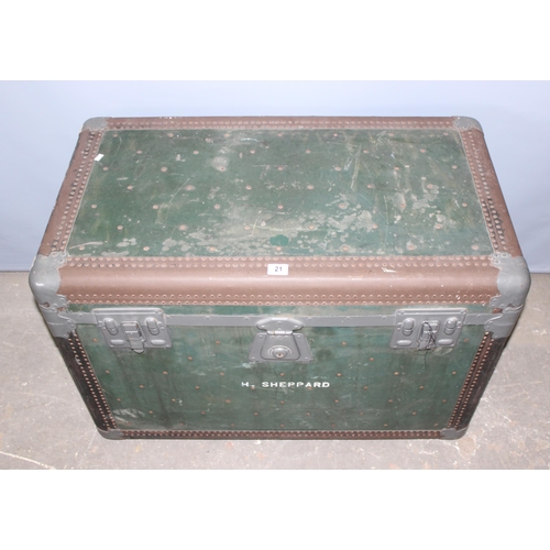 21 - A large vintage green shipping trunk with flat top, locked and with no key, approx 97cm wide x 55cm ... 