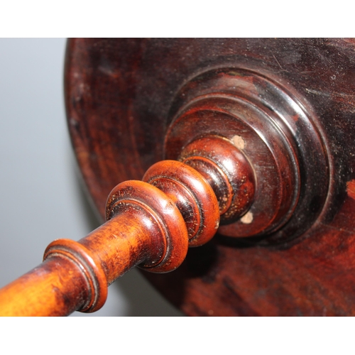 54 - A 19th century mahogany wine table, approx 28cm in diameter