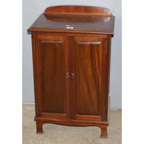 62 - A vintage mahogany pot cupboard with 2 interior shelves, approx 51cm wide