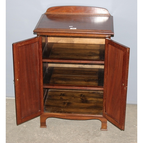 62 - A vintage mahogany pot cupboard with 2 interior shelves, approx 51cm wide