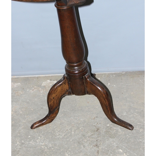 130 - A 19th century oak round table on turned support and tripod base, approx 50cm in diameter