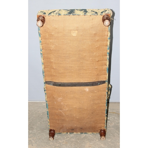 40A - In the manner of Howard & Sons of London, a late Victorian day bed chair of unusual long form, with ... 