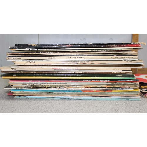 600 - Qty of assorted vinyl records to inc Elvis, Blondie, The Beach Boys etc