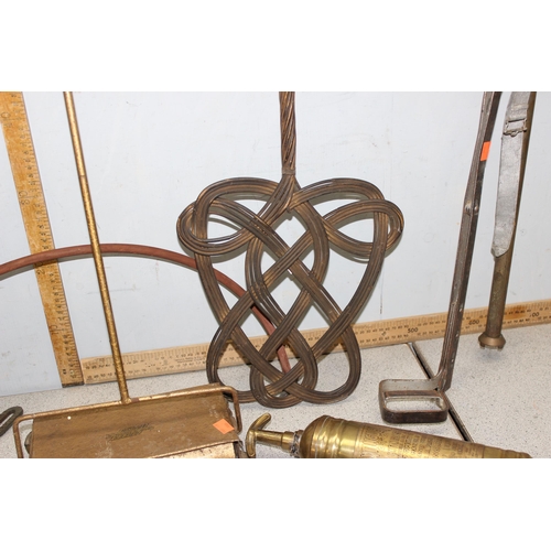 1734 - Vintage wooden carpet beater, a Green Arrow sweeper, 2 brass stirrup pumps & a brass fire extinguish... 