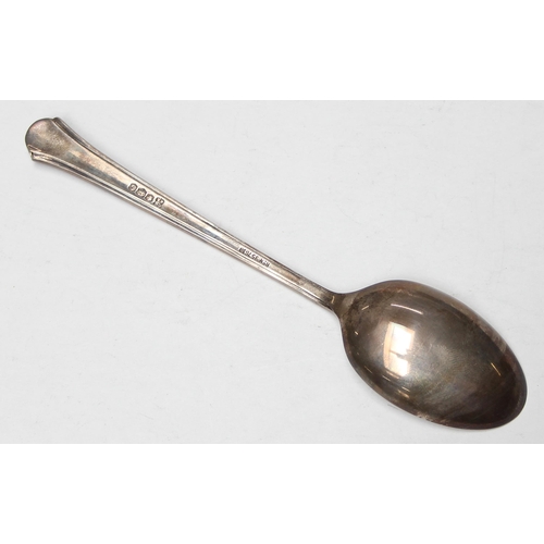 1018 - A boxed silver spoon, Sheffield 1935, approx 33.83g gross