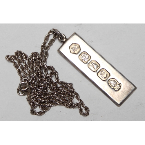 1109 - A 1977 silver jubilee ingot pendant, marked for Sheffield 1977 by Carrs, on 56cm silver chain, appro... 