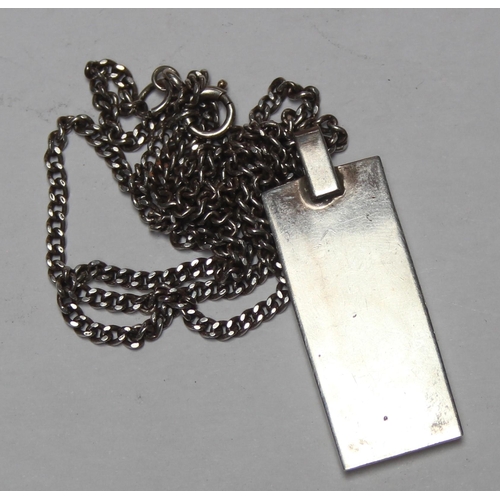 1111 - A 1977 silver jubilee ingot pendant, marked for London 1977 by A&E, on 48cm silver chain, approx 23.... 