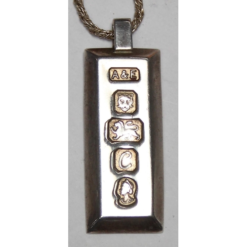 1112 - A 1977 silver jubilee ingot pendant, marked for London 1977 by A&E, on 40cm silver chain, approx 20.... 