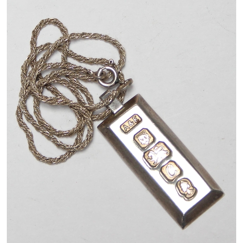 1112 - A 1977 silver jubilee ingot pendant, marked for London 1977 by A&E, on 40cm silver chain, approx 20.... 