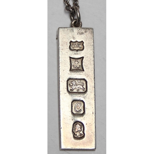 1113 - A 1977 silver jubilee ingot pendant, marked for Birmingham 1977 by GMC, on 42cm silver chain, approx... 