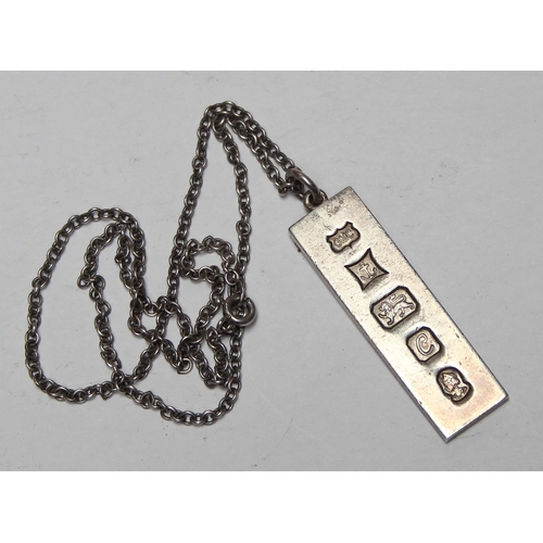 1113 - A 1977 silver jubilee ingot pendant, marked for Birmingham 1977 by GMC, on 42cm silver chain, approx... 