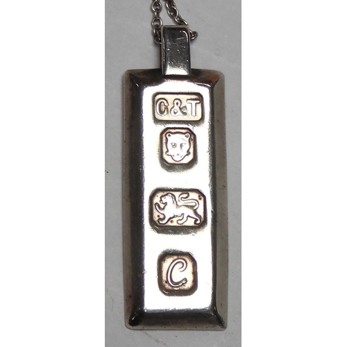 1115 - A 1977 silver jubilee ingot pendant, marked for London 1977 by Clifford & Tull Ltd, on 46cm silver c... 