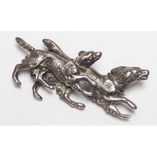 1121 - A vintage silver brooch formed as 2 gun dogs, seemingly unmarked but XRF tested as silver