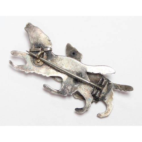 1121 - A vintage silver brooch formed as 2 gun dogs, seemingly unmarked but XRF tested as silver