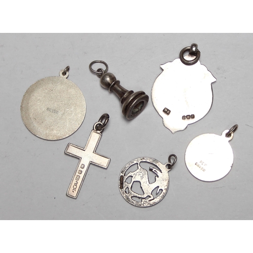 1122 - Qty of assorted silver jewellery to inc a boxed silver jubilee medallion, silver fob and crucifix et... 