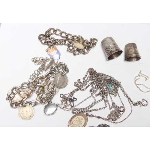 1124 - Qty of assorted silver jewellery to inc a silver charm bracelet, 2 silver thimbles, various silver n... 