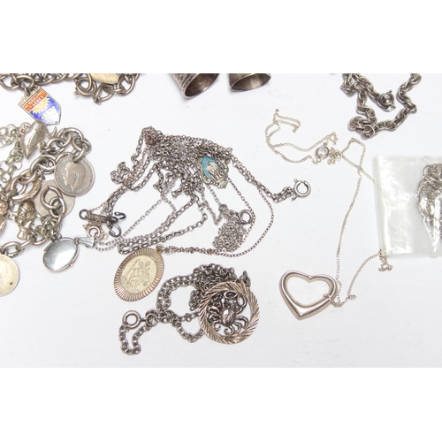 1124 - Qty of assorted silver jewellery to inc a silver charm bracelet, 2 silver thimbles, various silver n... 