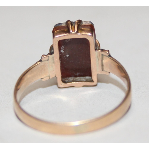 1127 - 2 gold rings, both unmarked but XRF tested, an antique hardstone cameo ring depicting a classical so... 