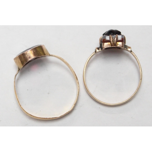 1127 - 2 gold rings, both unmarked but XRF tested, an antique hardstone cameo ring depicting a classical so... 