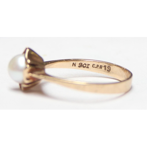 1130 - 9ct gold and retro pearl set cocktail ring, approx size P, approx 2.35g gross