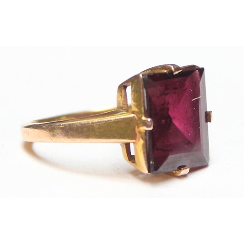 1131 - A small 15ct gold mounted amethyst ring, unmarked but XRF tested, approx size G, approx 3.51g gross