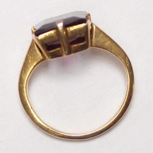 1131 - A small 15ct gold mounted amethyst ring, unmarked but XRF tested, approx size G, approx 3.51g gross