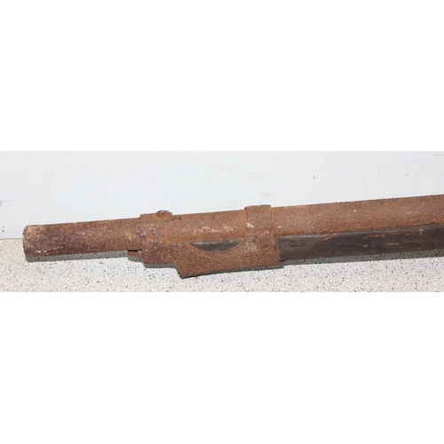 1425 - A large antique flintlock rifle or musket, no visible marking, approx 147cm long