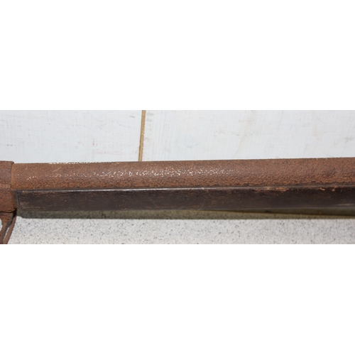 1425 - A large antique flintlock rifle or musket, no visible marking, approx 147cm long