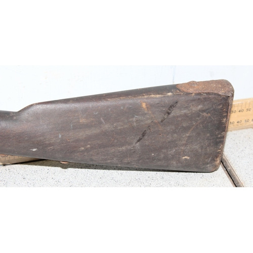 1425 - A large antique flintlock rifle or musket, no visible marking, approx 147cm long