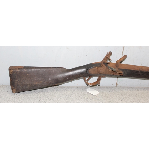 1425 - A large antique flintlock rifle or musket, no visible marking, approx 147cm long