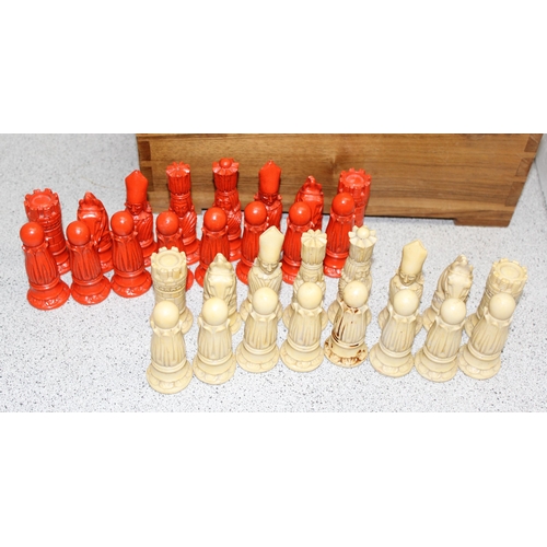 1524 - Unusual large piece faux ivory red and white chess set in teak storage box – largest piece 10 cm tal... 