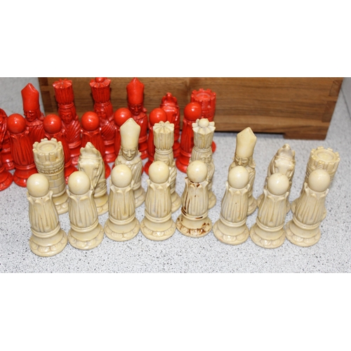 1524 - Unusual large piece faux ivory red and white chess set in teak storage box – largest piece 10 cm tal... 