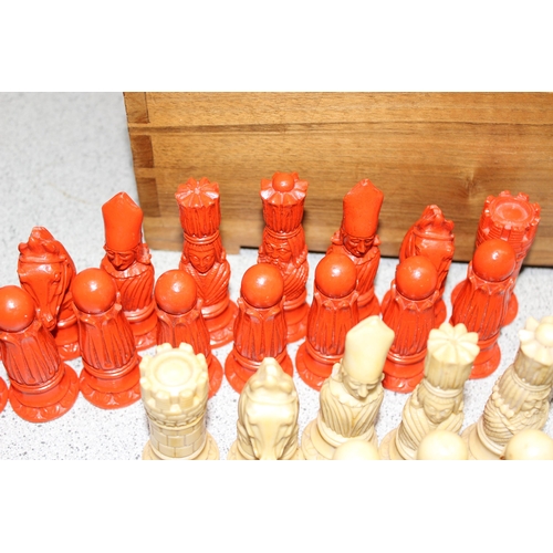 1524 - Unusual large piece faux ivory red and white chess set in teak storage box – largest piece 10 cm tal... 