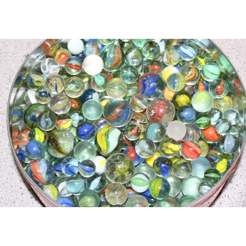 1530 - Qty of glass marbles (1.5kg gross) and buttons