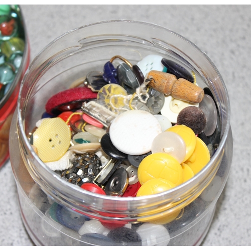 1530 - Qty of glass marbles (1.5kg gross) and buttons