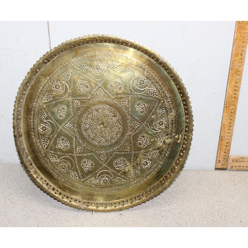 1754 - Mixed lot of antique and later brass chargers of various designs, largest approx 40cm (6)