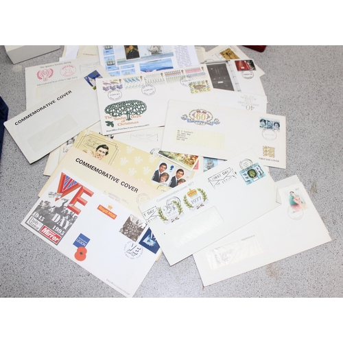 506 - Qty of tea cards and stamps etc