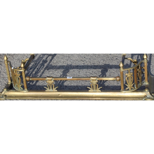 165 - An antique brass fire fender, approx 124cm wide