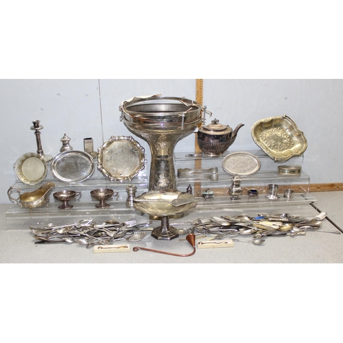 1060A - A large qty of assorted antique and later silver plated items to inc a silver plated drum etc, appro... 