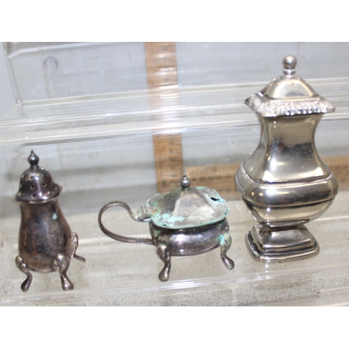 1060A - A large qty of assorted antique and later silver plated items to inc a silver plated drum etc, appro... 