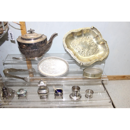 1060A - A large qty of assorted antique and later silver plated items to inc a silver plated drum etc, appro... 