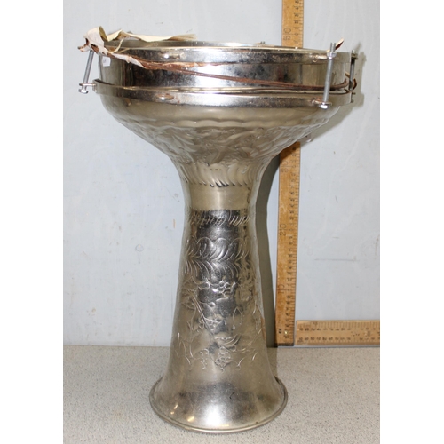 1060A - A large qty of assorted antique and later silver plated items to inc a silver plated drum etc, appro... 