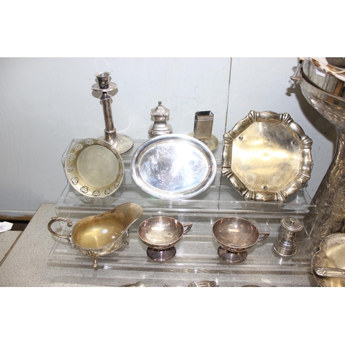 1060A - A large qty of assorted antique and later silver plated items to inc a silver plated drum etc, appro... 